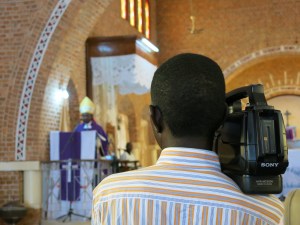 Im Visier der Medien: Bischoff Cyprien Mbuka