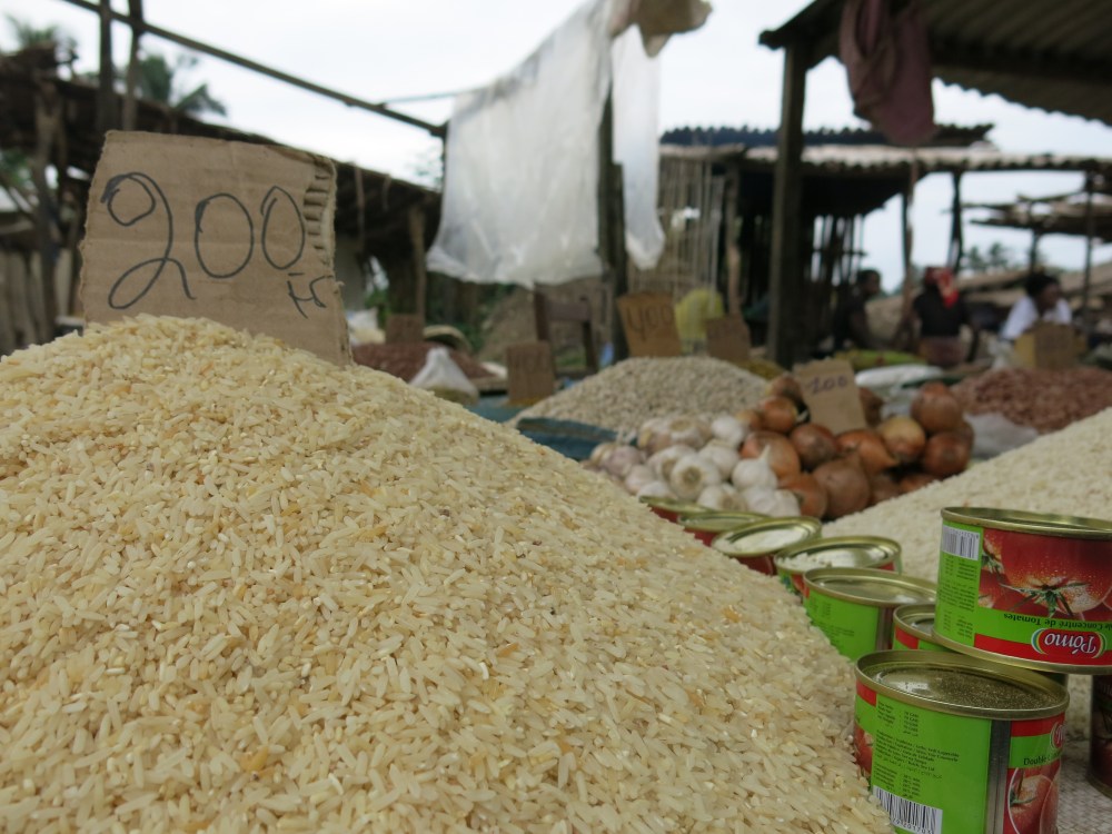 Einmal in der Woche findet  der Markt im Zentrum des Städtchens Nsioni statt 9.3.