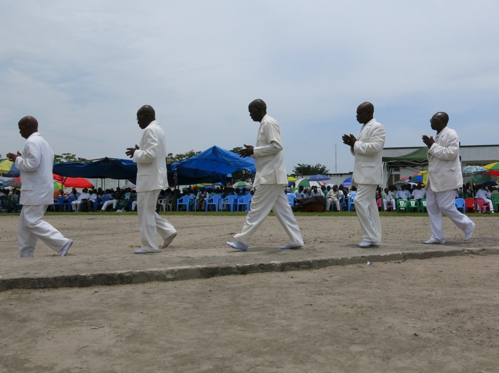 im Gleichschrtt: Würdenträger der Kirche der Kimbanguisten