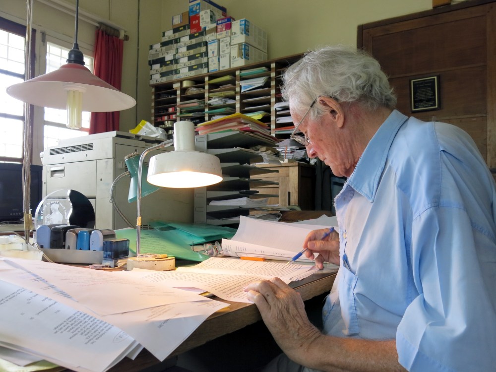 Doktor Courtejoie in seinem auf europäische Herbsttemperaturen heruntergekühltem Büro