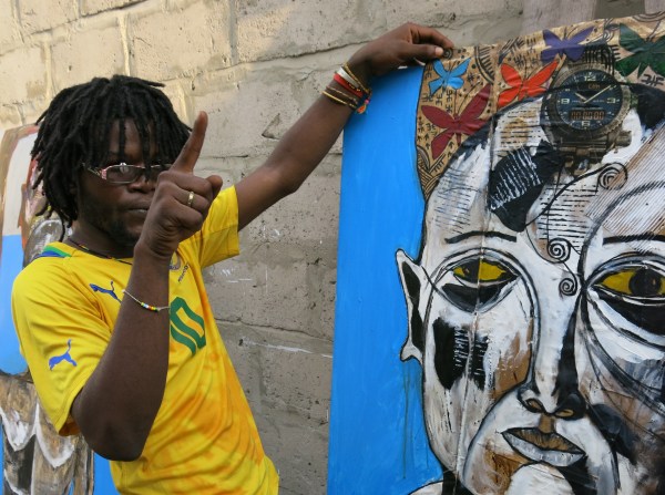 Aicha Muteba in seinem "Atelier" - einem kleinen Hinterhof zwischen einstöckigen Hütten im Zentrum Kinshasas